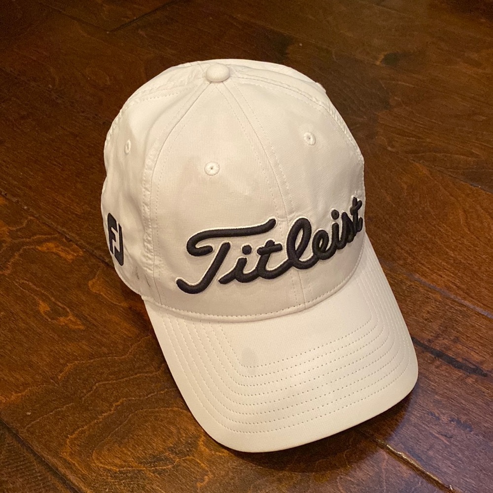 White and dark blue Titleist - Pro V1 Hat